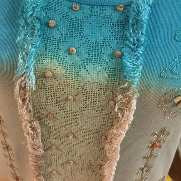 Multiples scoop neck Too. Embossed front, 3/4 Sleeve. Size small - Picture 3 of 13